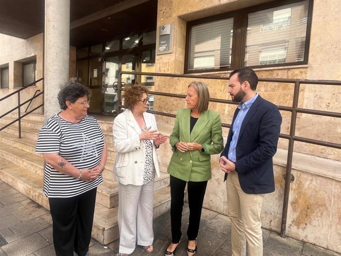 La diputada regional y portavoz de Sanidad del PP, Pilar Fernández Pardo, junto a la también diputada regional Gloria García, el concejal popular en el ayuntamiento de Mieres, Víctor Ferreira, y miembros de la junta local del PP.