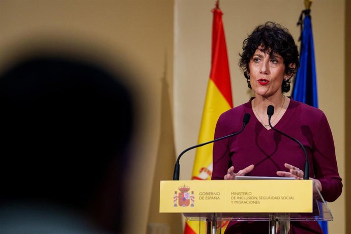 Archivo - La ministra de Inclusión, Seguridad Social y Migraciones, Elma Saiz, presenta el Informe de seguimiento del Marco Estratégico de Ciudadanía e Inclusión contra el Racismo y la Xenofobia 2023-2027, en la sede del Ministerio, a 19 de febrero de 202