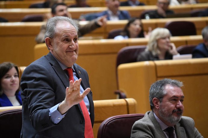 Archivo - El senador del PSOE Alfonso Gil, durante una sesión de control, en el Senado, a 25 de febrero de 2025, en Madrid (España). El Gobierno responde una semana más a las preguntas del Senado en una sesión de control marcada una vez más por la ausenci