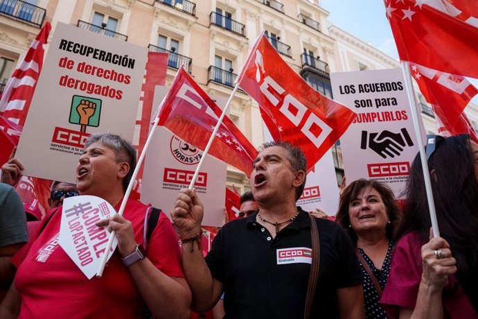 Varias personas durante una concentración de CCOO y UGT por los incumplimientos del gobierno con los funcionarios, frente al Ministerio de Hacienda, a 8 de julio de 2025, en Madrid (España). Los sindicatos Unión General de Trabajadores Servicios Públicos 