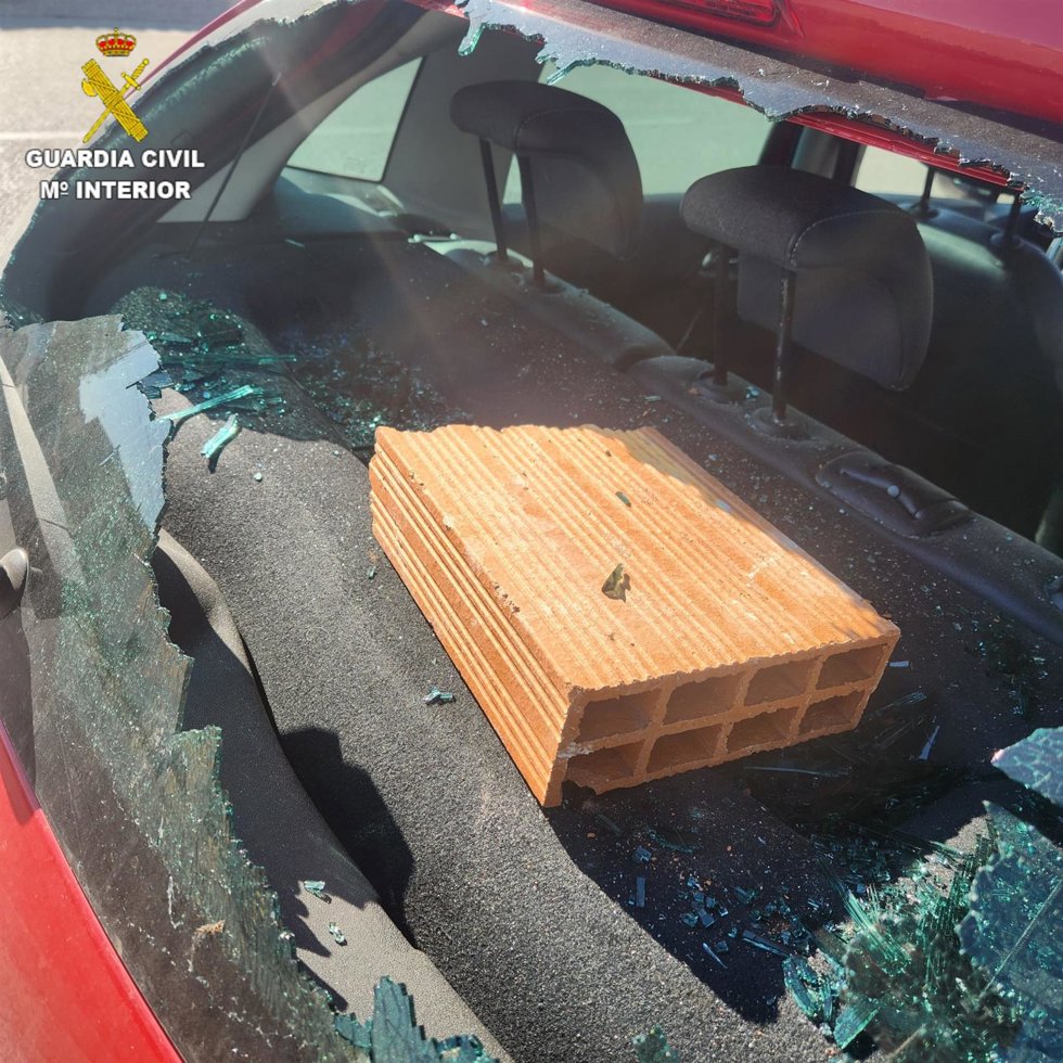 Uno de los objetos arrojados por el detenido.