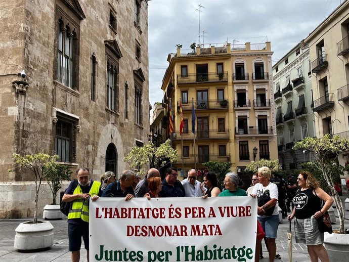 Protesta por la vivienda ante la Generalitat