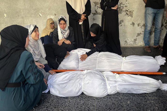 05 July 2025, Palestinian Territories, Gaza: People mourn the Palestinians killed in an Israeli attack on a school sheltering displaced people in Zaytoun neighborhood in Gaza. Photo: Hadi Daoud/APA Images via ZUMA Press Wire/dpa