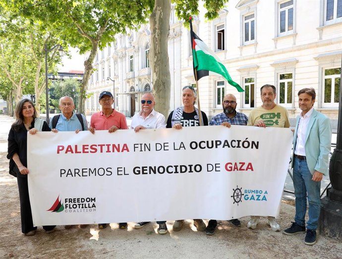 El eurodiputado y abogado Jaume Asens (d) y el único español a bordo de la Flotilla de la Libertad Sergio Toribio (3d), a 3 de julio de 2025, en Madrid (España).