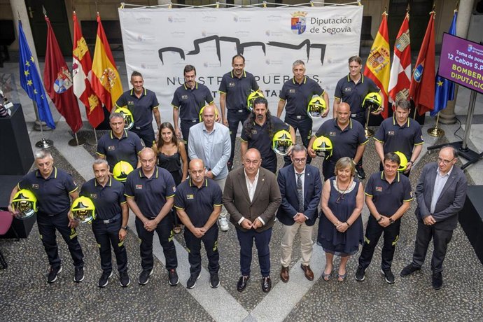 El presidente provincial, Miguel Ángel de Vicente, rodeado por los nuevos cabos del SPEIS, los jefes de este servicio, y diputados y técnicos de la Diputación