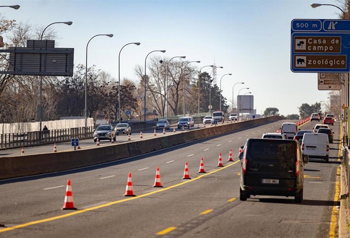 Archivo - Varios vehículos en la A-5