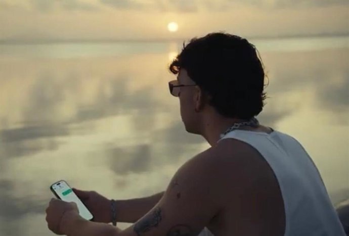 Fotograma del videoclip 'Tuchat’ de Quevedo en el que el artista mira el atardecer en el Mar Menor