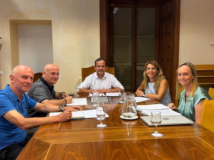 El conseller insular de Presidencia, Antoni Fuster, y la alcaldesa de Andratx, Estefanía Gonzalvo, reunidos para hablar sobre la Ley de la Serra.