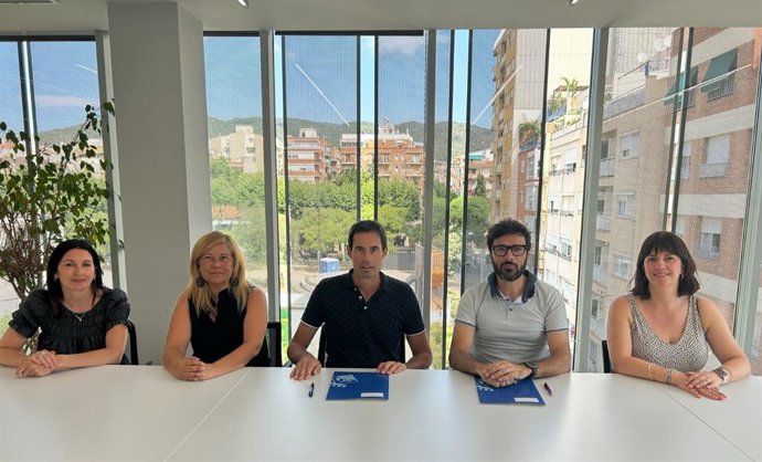 Las concejalas del Ayuntamiento de Premià de Mar Cesca Domènech e Imma Morales; el director de Agbar Maresme, Joaquim Vicens; alcalde de Premià Rafa Navarro, y la responsable de Clientes de Agbar en el Maresme, Heidi Garcia
