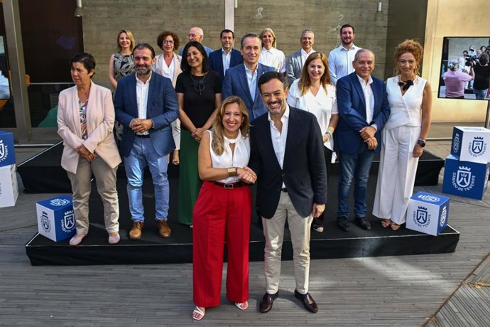 La presidenta y el vicepresidente del Cabildo de Tenerife, Rosa Dávila y Lope Afonso, en primer término, con el resto del equipo de Gobierno.