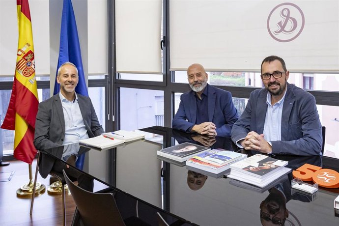 El consejero de Educación, Sergio Silva, recibe a representantes de la Fundación Telefónica