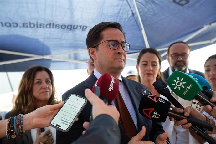 Archivo - El alcalde de El Ejido (Almería), Francisco Góngora (PP), atiende a los medios en una imagen de archivo. 