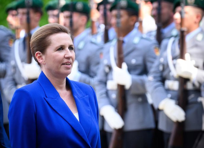 11 de junho de 2025, Berlim: Mette Frederiksen, primeira-ministra da Dinamarca, é recebida pelo chanceler alemão Friedrich Merz com honras militares em frente à Chancelaria alemã. Foto: Bernd von Jutrczenka/dpa