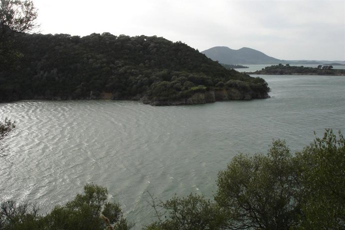 Archivo - Embalse del Guadalcacín en la Sierra de Cádiz, en una imagen de archivo.