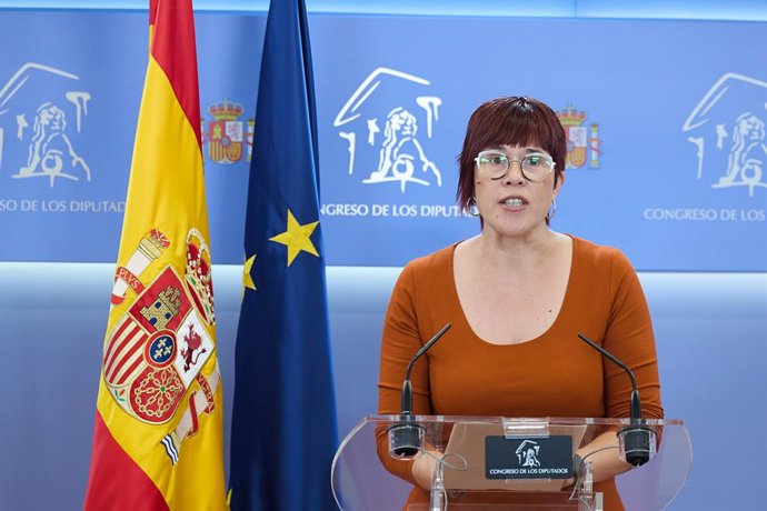 La diputada de Compromís Águeda Micó durante una rueda de prensa anterior a la Junta de Portavoces, en el Congreso de los Diputados, a 24 de junio de 2025, en Madrid (España). Durante la comparecencia, ha hablado sobre la incorporación al Grupo Mixto tras