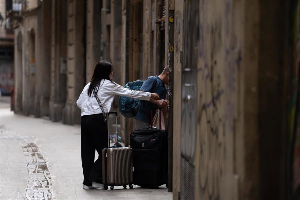 Archivo - Dos turistas con maletas en el centro de Barcelona, en una imagen de archivo.