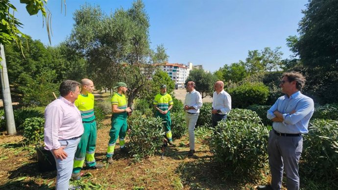 El alcalde Rafael Mateos y responsables de Talher visitan el Parque del Rodeo tras la firma del contrato de mantenimiento de jardines