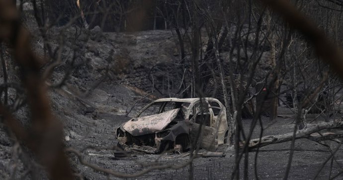 Un vehículo calcinado por el incendio de Paüls (Tarragona) 