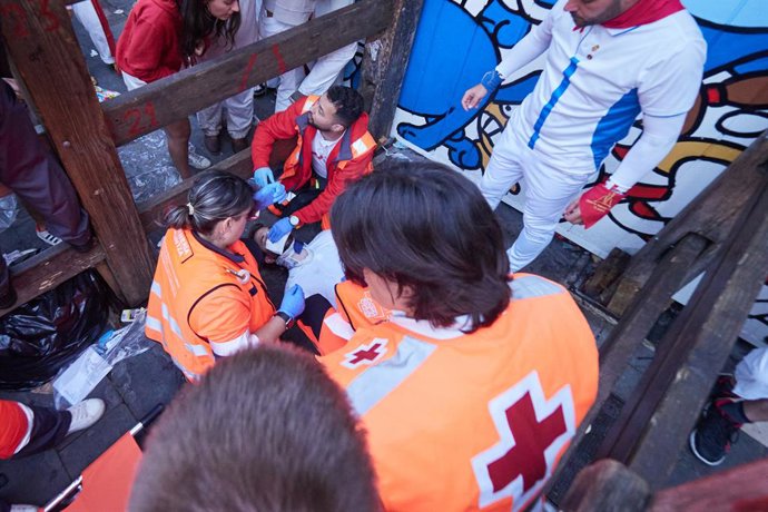Herido atendido por Cruz Roja segundo encierro de las Fiestas de San Fermín 2025, a 8 de julio de 2025, en Pamplona, Navarra (España). El segundo encierro de las Fiestas de San Fermín 2025 ha estado protagonizado por los toros de Cebada Gago, una ganaderí