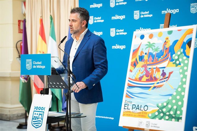 El concejal delegado del distrito Este, Carlos Conde, presenta el programa de actividades de la Feria de El Palo 2025