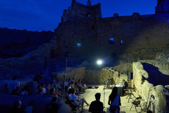 Evento cultural en un castillo.