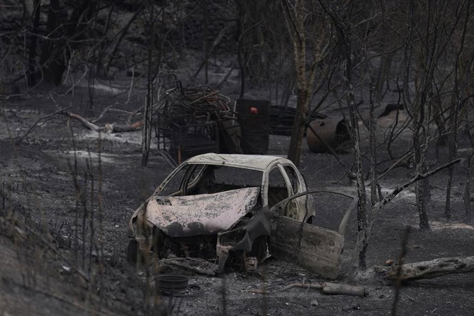 Un vehículo calcinado por el incendio de Paüls 