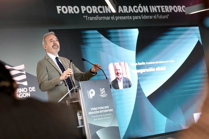 El presidente de Aragón, Jorge Azcón, interviene en el Foro Interporc en Zaragoza.