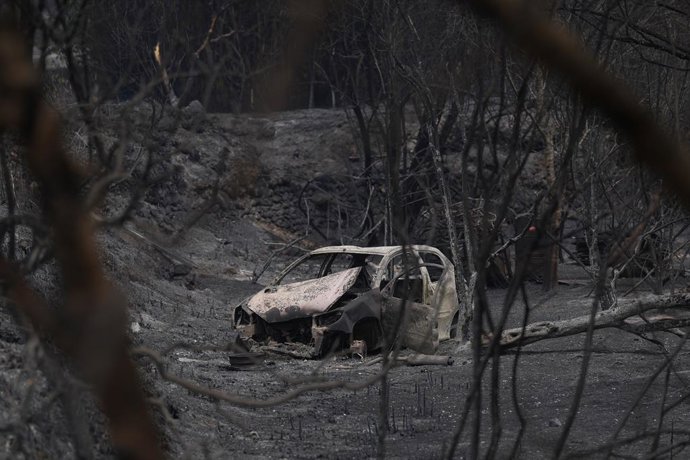 Un vehicle calcinat per l'incendi de Paüls (Tarragona)