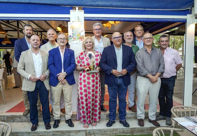 La III Jornada de Cultura Gastronómica Malagueña, en recuerdo de quien fue su presidente ejecutivo y de honor, además de cofundador, Manolo Maeso, se ha desarrollado en las instalaciones del chiringuito Victoria en el núcleo veleño de Torre del Mar.