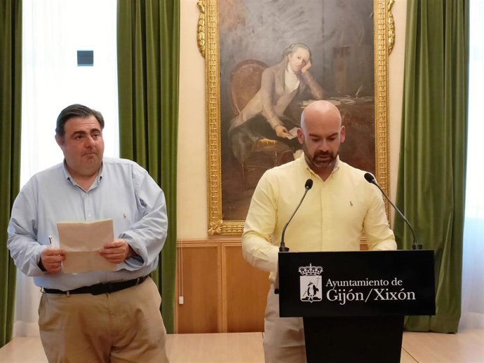 El concejal de Tráfico, Movilidad y Transporte Público del Ayuntamiento de Gijón, Pelayo Barcia, en rueda de prensa en el Consistorio gijonés, junto al edil Jesús Martínez Salvador.