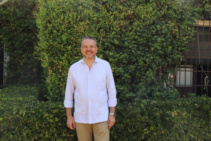 El profesor David Cobos, del Departamento de Educación y Psicología Social de la Universidad Pablo de Olavide  y codirector de uno de los Cursos de Verano de la Pablo de Olavide posando en el segundo día del Curso