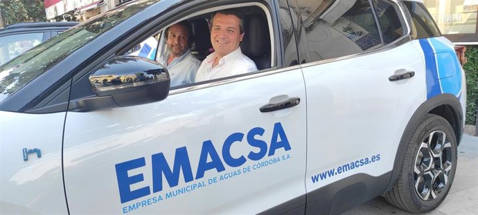 El alcalde de Córdoba, José María Bellido, y el presidente de la Empresa Municipal de Aguas (Emacsa), Daniel García-Ibarrola, con los nuevos vehículos eléctricos.