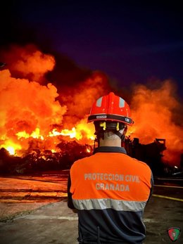 Efectivo de Protección Civil en el incendio