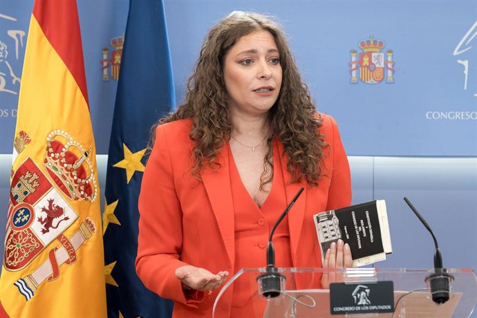Primera rueda de prensa de la portavoz del PP en el Congreso, Ester Muñoz, que sujeta la Constitución Española y el Reglamento del Congreso de los Diputados, en el Congreso de los Diputados, a 8 de julio de 2025, en Madrid (España).