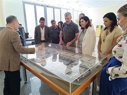 Óskar Martín y Rocío Blanco (centro), durante la visita a la Escuela de Joyería de Córdoba.