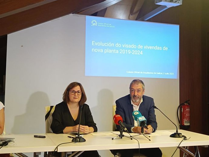 O descano do Colexio de Arquitectos de Galicia (COAG), Luciano Alfaya, e a secretaria da entidade, María Pierres