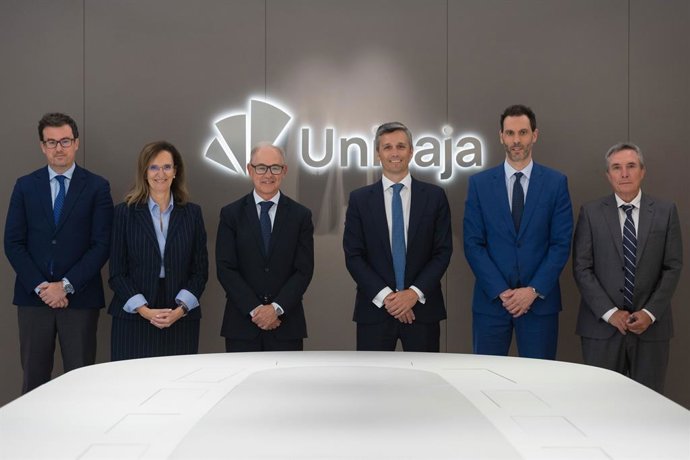 Representantes de Unicaja y DXC Technology