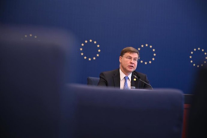 Archivo - 26 September 2023, China, Beijing: Valdis Dombrovskis, European Union Commissioner for Trade, speaks at a press conference. Dombrovskis was visiting China for several days of trade talks. Photo: Johannes Neudecker/dpa