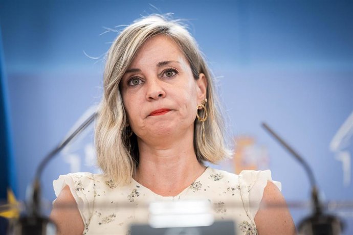 La portavoz de Sumar en el Congreso, Verónica Martínez Barbero, durante una rueda de prensa en el Congreso de los Diputados, a 8 de julio de 2025, en Madrid (España).