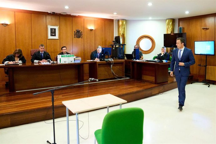 Archivo - El juez Luis Acayro (d) a su llegada a un juicio en la Sala de los Civil y Penal del TSJC, a 18 de octubre de 2022, en Santander, Cantabria (España). 
