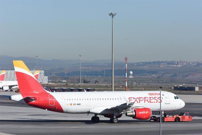 Archivo - Un avión aparcado en la pista del aeropuerto Adolfo Suárez Madrid-Barajas, a 8 de enero de 2024, en Madrid (España). 