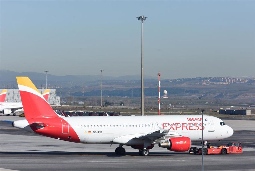 Archivo - Un avión aparcado en la pista del aeropuerto Adolfo Suárez Madrid-Barajas, a 8 de enero de 2024, en Madrid (España). 