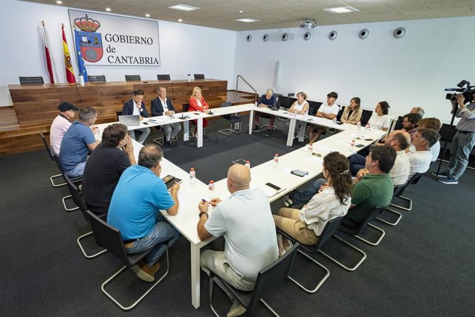 La consejera de Desarrollo Rural, Ganadería, Pesca y Alimentación, María Jesús Susinos, preside la Mesa del Vino