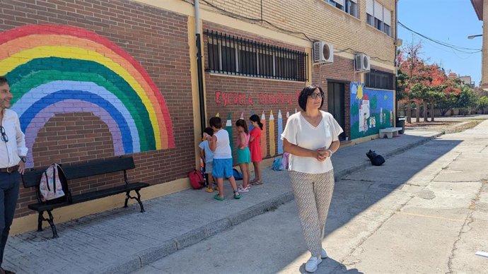 La delegada territorial de Desarrollo Educativo y Formación Profesional de la Junta en Granada, María José Martín, ha visitado el CEIP Los Álamos