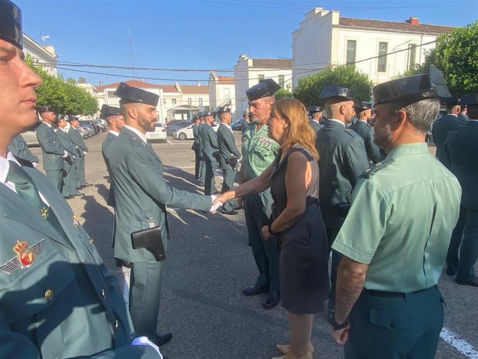 La subdelegada del Gobierno en Córdoba, Ana López; el coronel jefe de la Comandancia, Ramón María Clemente, y el teniente coronel jefe de Operaciones, Emilio Muñoz, reciben a los 48 nuevos guardias civiles en prácticas.