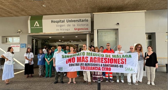 El Sindicato Médico De Málaga Realiza Una Concentración De Médicos Para Denunciar La Agresión A Una Facultativa.