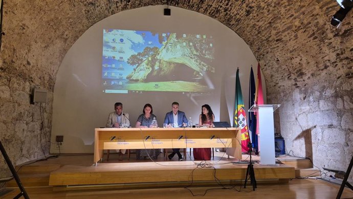 El  jefe de la Oficina de Proyectos Internacionales de la ULE, Rafael de Paz (izquierda), en el IV Encuentro de Jóvenes de Castilla y León.