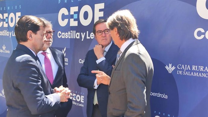 De frente, Garamendi junto al presidente de la CEOE Castilla y León, Santiago Aparicio (a su dcha), el secretario regional del PSOE en Castilla y León, Carlos Martínez (a su izda) y el presidente de la Junta de Castilla y León, Alfonso Fernández Mañueco