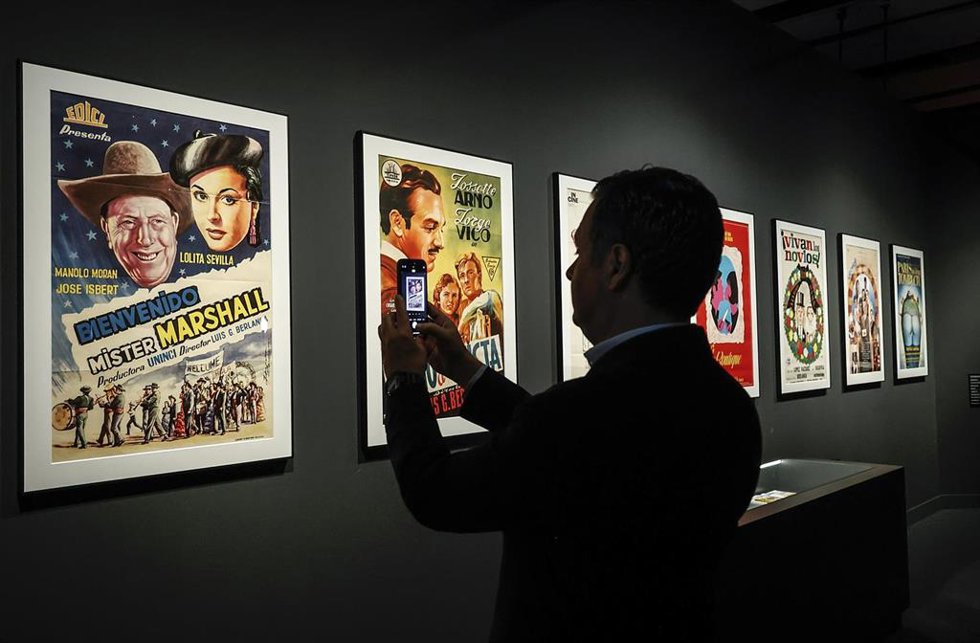 Archivo - Un visitante hace una foto a una de las obras de la exposición Interior Berlanga, en CaixaForum Valencia. 