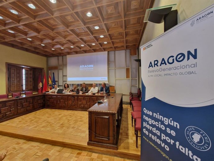 La vicepresidenta del Gobierno de Aragón, Mar Vaquero, ha presentado el programa de relevo generacional en la pyme en el Salón de Ciento del Ayuntamiento de Jaca.